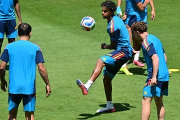 A partida coloca frente a frente duas seleções em sentidos opostos no tempo -  (crédito: Frederic J. Brown/AFP)