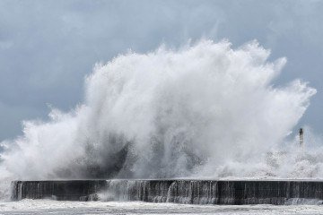 Ondas fortes quebram ao longo da costa de Yilan em 10 de julho de 2026, enquanto o tufão Bavi avança em direção ao nordeste de Taiwan       -  (crédito: I-HWA CHENG / AFP)