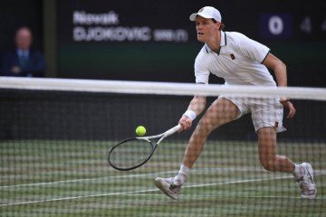 Sinner bateu Djokovic em sets diretos, com parciais de 6-4, 6-4 e 6-4, garantindo vaga na final - (crédito: Henry Nicholls/AFP) Sinner bateu Djokovic em sets diretos, com parciais de 6-4, 6-4 e 6-4, garantindo vaga na final - (crédito: Henry Nicholls/AFP)