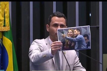 Senador Cleitinho pede desculpas por ter tirado foto com a infuenciadora Vírginia Fonseca - (crédito: Reprodução/Redes Sociais) Senador Cleitinho pede desculpas por ter tirado foto com a infuenciadora Vírginia Fonseca - (crédito: Reprodução/Redes Sociais)