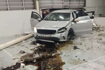 Motorista embriagado foge de blitz e bate em concession&aacute;ria na Asa Norte -  (crédito: PMDF/Divulgação)
