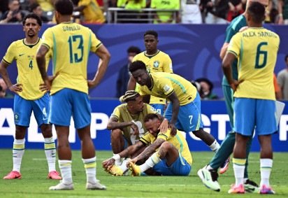 Jogadores da Sele&ccedil;&atilde;o Brasileira lamentam a elimina&ccedil;&atilde;o da Copa do Mundo de 2026, ap&oacute;s derrota por 2 x 1 para a Noruega             -  (cr&eacute;dito:  AFP) -Jogadores da Sele&ccedil;&atilde;o Brasileira lamentam a elimina&ccedil;&atilde;o da Copa do Mundo de 2026, ap&oacute;s derrota por 2 x 1 para a Noruega             -  (cr&eacute;dito:  AFP)