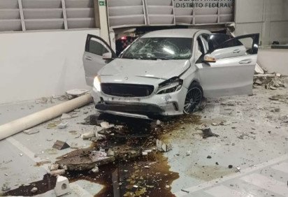 Motorista embriagado foge de blitz e bate em concession&aacute;ria na Asa Norte
