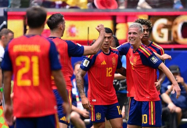 Elenco da Espanha comemora gol marcado contra a Bélgica, pelas quartas de final -  (crédito:  AFP)