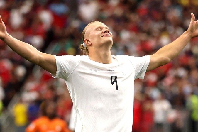 A camisa usada por Haaland na seleção da Noruega traz os sobrenomes da sua mãe e do seu pai - (crédito: Getty Images) A camisa usada por Haaland na seleção da Noruega traz os sobrenomes da sua mãe e do seu pai - (crédito: Getty Images)