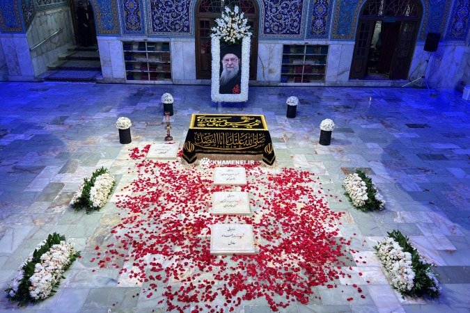 Pétalas de rosas e flores no túmulo de Ali Khamenei, sepultado depois de quase cinco meses da morte - (crédito: khamenei.ir/AFP) Pétalas de rosas e flores no túmulo de Ali Khamenei, sepultado depois de quase cinco meses da morte - (crédito: khamenei.ir/AFP)