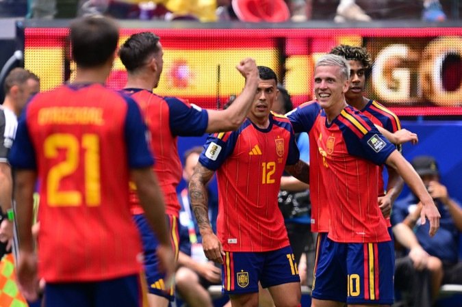 Elenco da Espanha comemora gol marcado contra a Bélgica, pelas quartas de final da Copa do Mundo de 2026       -  (crédito:  AFP)