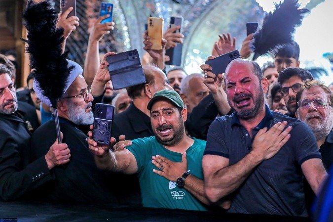 Iranianos se emocionam ao ver a sepultura do aiatol&aacute; Ali Khamenei, em Mashhad