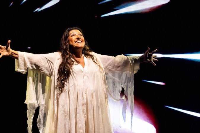Em <em>Viva! Vida!</em>, Regina Casé escreve a biografia da Terra diante da plateia - (crédito: Renato Mangolin/Divulgação) Em <em>Viva! Vida!</em>, Regina Casé escreve a biografia da Terra diante da plateia - (crédito: Renato Mangolin/Divulgação)