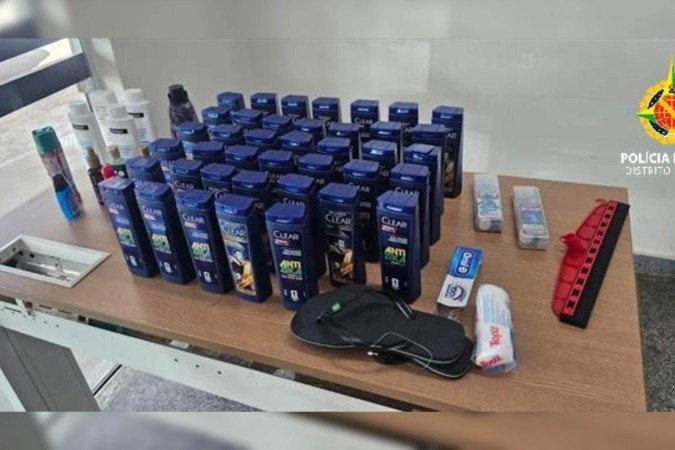 A lista de itens subtraídos incluía 40 frascos de shampoo, produtos de higiene pessoal e cosméticos, além de amaciante de roupas, um par de chinelos e um rodo - (crédito: Divulgação/PMDF) A lista de itens subtraídos incluía 40 frascos de shampoo, produtos de higiene pessoal e cosméticos, além de amaciante de roupas, um par de chinelos e um rodo - (crédito: Divulgação/PMDF)