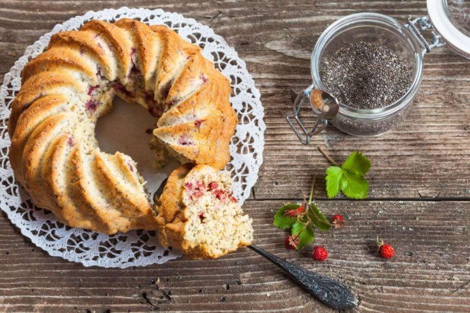 Bolo de chia com nozes e morango (Imagem: Jarvna | Shutterstock) - (crédito: EdiCase) Bolo de chia com nozes e morango (Imagem: Jarvna | Shutterstock) - (crédito: EdiCase)