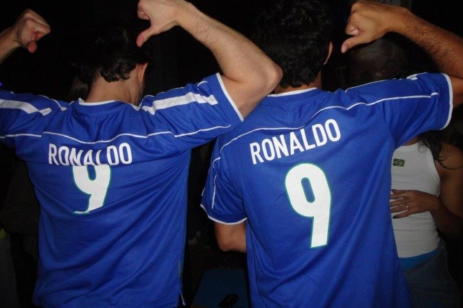 Os amigos com uma blusa combinando em homenagem ao jogador Ronaldo Fenômeno 