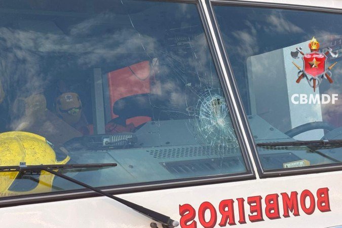 Agressores lançaram diversas pedras que danificaram o para-brisa da viatura - (crédito: Divugação: CBMDF) Agressores lançaram diversas pedras que danificaram o para-brisa da viatura - (crédito: Divugação: CBMDF)