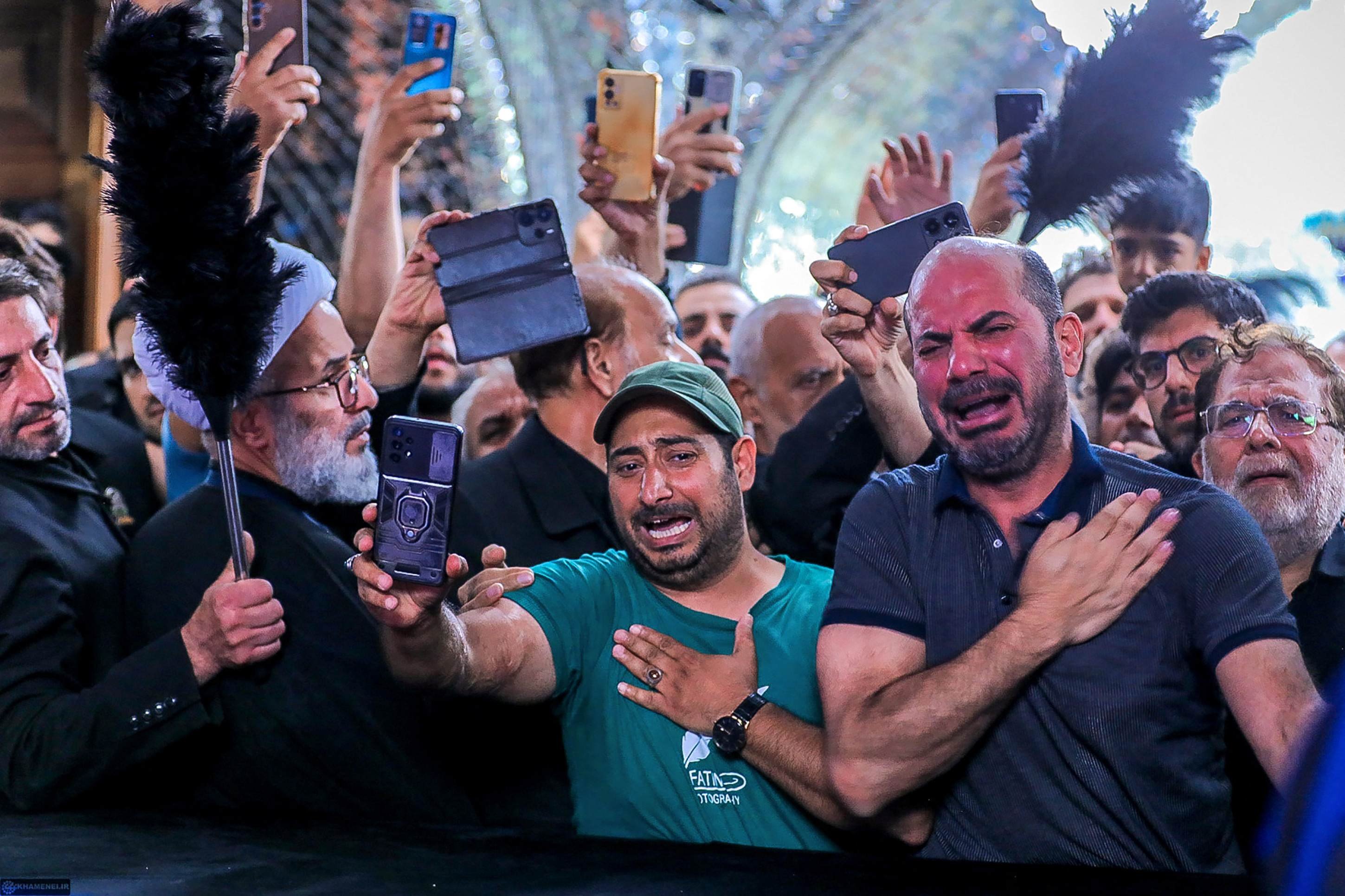 Iranianos se emocionam ao ver a sepultura do aiatol&aacute; Ali Khamenei, em Mashhad