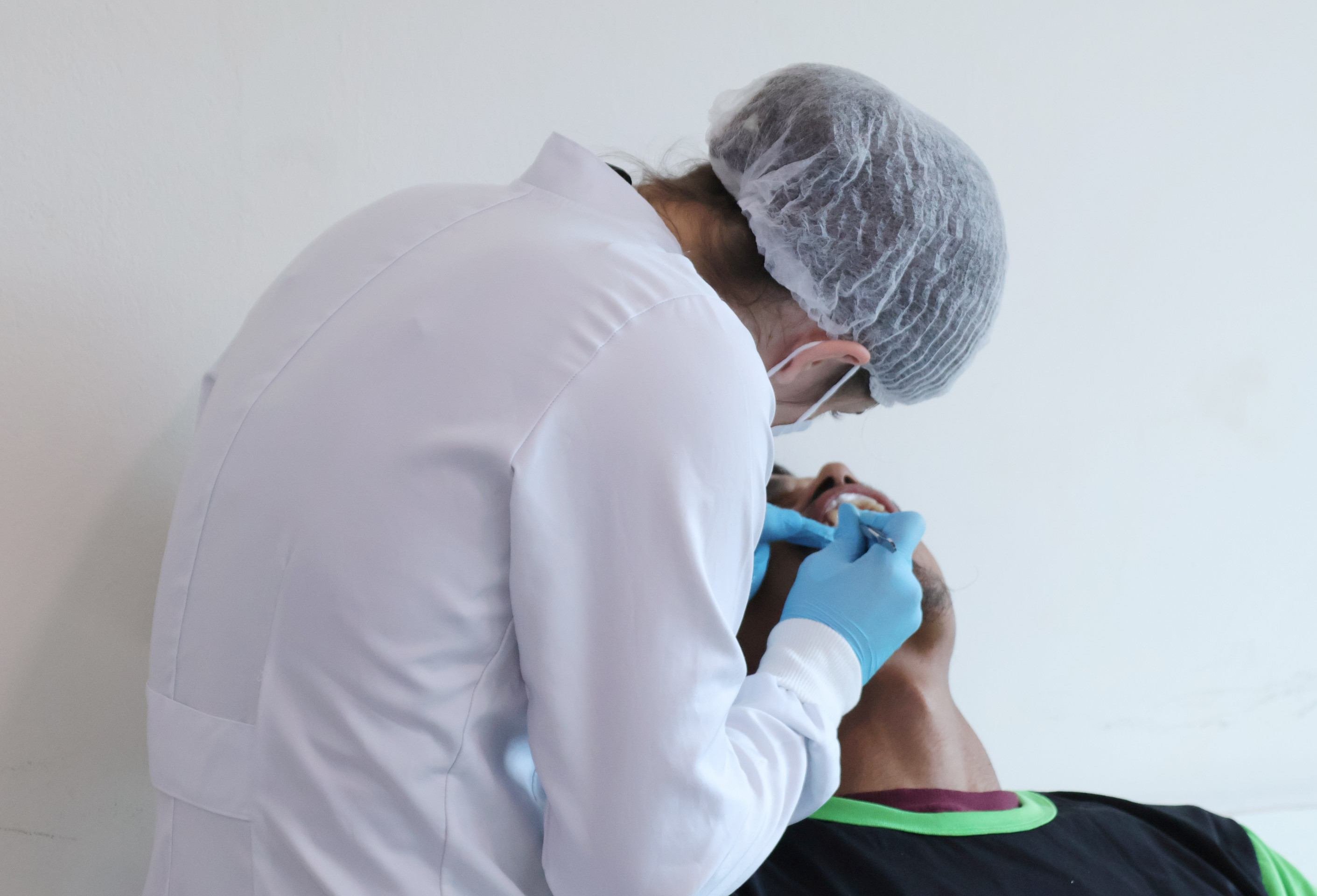 Tratamentos oferecidos pelo projeto Odontologia na Rua v&atilde;o da preven&ccedil;&atilde;o &agrave; pr&oacute;tese         