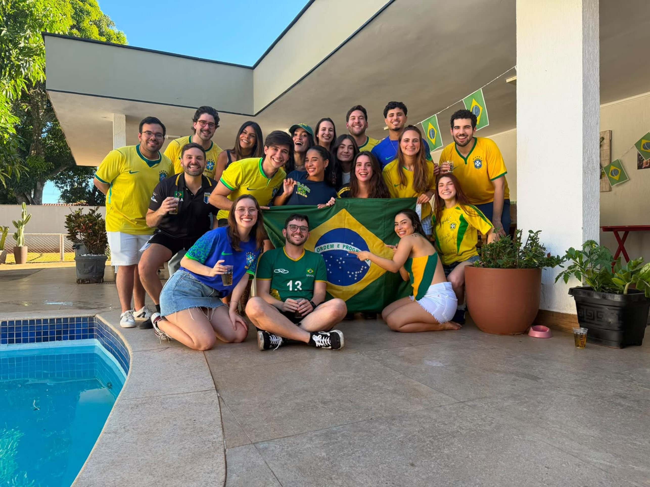 Gabriel Pereira foi muito feliz reunindo os amigos em casa para assistir os jogos  -  (crédito: Arquivo pessoal)