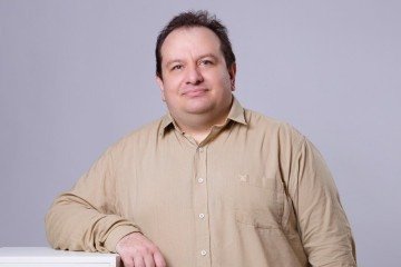 Rafael Mininel, autor de Crônicas das Brumas Densas, obra que aborda dilemas morais em um mundo de fantasia sombria - (crédito: Divulgação) Rafael Mininel, autor de Crônicas das Brumas Densas, obra que aborda dilemas morais em um mundo de fantasia sombria - (crédito: Divulgação)