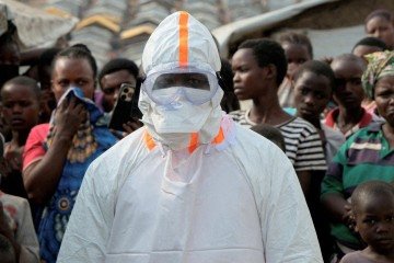 Daniel Uyirwoth Welo é visto vestindo um uniforme cirúrgico azul, correndo em meio a uma multidão de pessoas que começam a persegui-lo - (crédito: Reprodução/X) Daniel Uyirwoth Welo é visto vestindo um uniforme cirúrgico azul, correndo em meio a uma multidão de pessoas que começam a persegui-lo - (crédito: Reprodução/X)
