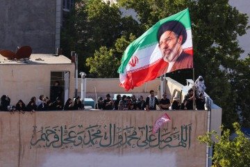 O retrato de Mojtaba Khamenei estampado em bandeira do Irã durante as homenagens fúnebres para seu pai e antecessor, Ali Khamenei -  (crédito: Atta Kenare/AFP)