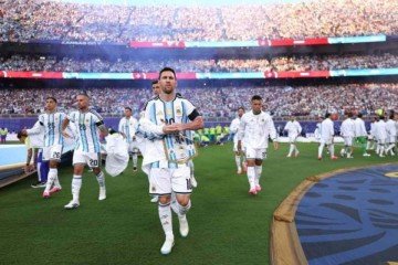 Jogadores argentinos homenageiam Rattín usando faixa preta no braço no confronto com a Suíça - (crédito: Foto: Divulgação / AFA) Jogadores argentinos homenageiam Rattín usando faixa preta no braço no confronto com a Suíça - (crédito: Foto: Divulgação / AFA)