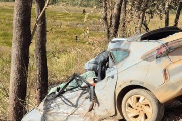 Uma mulher de 70 anos morreu após o carro que dirigia sair da pista e bater contra uma árvore - (crédito: Divulgação CBMGO) Uma mulher de 70 anos morreu após o carro que dirigia sair da pista e bater contra uma árvore - (crédito: Divulgação CBMGO)