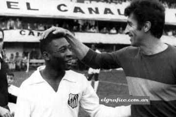 Rattin e Pelé na final da Libertadores de 1963, na Bombonera - (crédito: El Grafico / Dominio Público) Rattin e Pelé na final da Libertadores de 1963, na Bombonera - (crédito: El Grafico / Dominio Público)