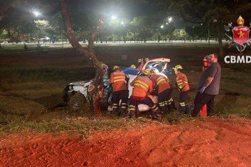 Homem morre após colisão entre carro e árvore, próximo ao estacionamento 5 do Parque da Cidade - (crédito: Divulgação/CBMDF) Homem morre após colisão entre carro e árvore, próximo ao estacionamento 5 do Parque da Cidade - (crédito: Divulgação/CBMDF)