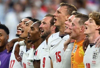 Os jogadores da Inglaterra se juntaram aos torcedores atrás do gol para cantar músicas do Oasis em coro após as vitórias em Dallas, Nova Jersey e Atlanta -  (crédito: Getty Images) -Os jogadores da Inglaterra se juntaram aos torcedores atrás do gol para cantar músicas do Oasis em coro após as vitórias em Dallas, Nova Jersey e Atlanta -  (crédito: Getty Images)