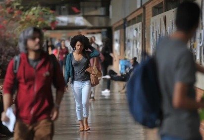 Estudantes circulam em ambiente universit&aacute;rio que sediar&aacute; o Copene, congresso crucial para pesquisadores negros e pol&iacute;ticas afirmativas -  (crédito: Marcello Casal jr/Ag&ecirc;ncia Brasil) -Estudantes circulam em ambiente universit&aacute;rio que sediar&aacute; o Copene, congresso crucial para pesquisadores negros e pol&iacute;ticas afirmativas -  (crédito: Marcello Casal jr/Ag&ecirc;ncia Brasil)