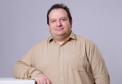 Rafael Mininel, autor de Cr&ocirc;nicas das Brumas Densas, obra que aborda dilemas morais em um mundo de fantasia sombria -  (crédito: Divulga&ccedil;&atilde;o) -Rafael Mininel, autor de Cr&ocirc;nicas das Brumas Densas, obra que aborda dilemas morais em um mundo de fantasia sombria -  (crédito: Divulga&ccedil;&atilde;o)