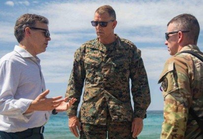 Soldados americanos descarregam ajuda humanitária de um veículo anfíbio em La Guaira -  (crédito: X/Embaixada dos Estados Unidos em Caracas) -Soldados americanos descarregam ajuda humanitária de um veículo anfíbio em La Guaira -  (crédito: X/Embaixada dos Estados Unidos em Caracas)
