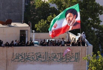 O retrato de Mojtaba Khamenei estampado em bandeira do Irã durante as homenagens fúnebres para seu pai e antecessor, Ali Khamenei -  (crédito: Atta Kenare/AFP) -O retrato de Mojtaba Khamenei estampado em bandeira do Irã durante as homenagens fúnebres para seu pai e antecessor, Ali Khamenei -  (crédito: Atta Kenare/AFP)