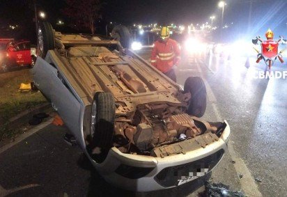 Motorista ficou ferido após capotar o carro na noite deste sábado (11), na EPIA Sul, próximo ao viaduto de acesso à Candangolândia. -  (crédito: CBMDF DIVULGAÇÃO) -Motorista ficou ferido após capotar o carro na noite deste sábado (11), na EPIA Sul, próximo ao viaduto de acesso à Candangolândia. -  (crédito: CBMDF DIVULGAÇÃO)