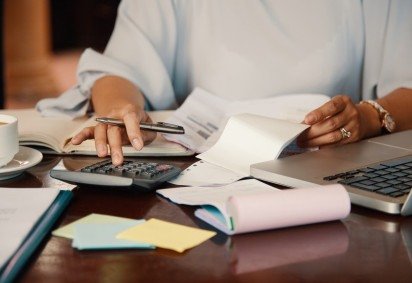 A falta de pagamento de pensões impacta a despesa familiar, especialmente com educação, saúde e alimentação -  (crédito: Reprodução/Magnific) -A falta de pagamento de pensões impacta a despesa familiar, especialmente com educação, saúde e alimentação -  (crédito: Reprodução/Magnific)