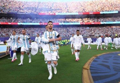 Jogadores argentinos homenageiam Rattín usando faixa preta no braço no confronto com a Suíça -  (crédito: Foto: Divulgação / AFA)