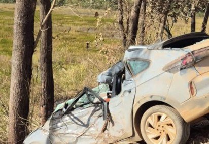 Uma mulher de 70 anos morreu após o carro que dirigia sair da pista e bater contra uma árvore -  (crédito: Divulgação CBMGO) -Uma mulher de 70 anos morreu após o carro que dirigia sair da pista e bater contra uma árvore -  (crédito: Divulgação CBMGO)