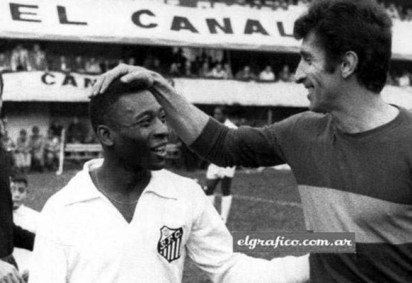 Rattin e Pelé na final da Libertadores de 1963, na Bombonera -  (crédito: El Grafico / Dominio Público) -Rattin e Pelé na final da Libertadores de 1963, na Bombonera -  (crédito: El Grafico / Dominio Público)