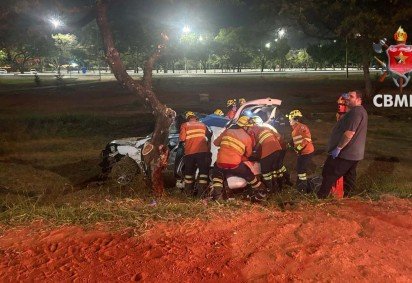 Homem morre após colisão entre carro e árvore, próximo ao estacionamento 5 do Parque da Cidade -  (crédito: Divulgação/CBMDF) -Homem morre após colisão entre carro e árvore, próximo ao estacionamento 5 do Parque da Cidade -  (crédito: Divulgação/CBMDF)