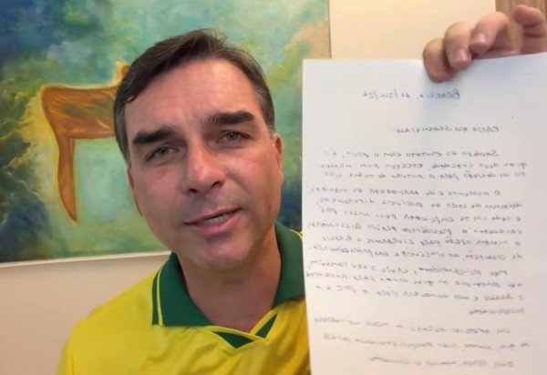 O senador Flávio Bolsonaro, nome do PL para disputar a eleição contra Lula, mostra a carta enviada pelo pai: 'Melhor opção para livrarmos o Brasil da corrupção e da violência' -  (crédito: Reprodução/YouTube)