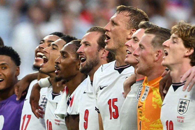 Os jogadores da Inglaterra se juntaram aos torcedores atrás do gol para cantar músicas do Oasis em coro após as vitórias em Dallas, Nova Jersey e Atlanta - (crédito: Getty Images) Os jogadores da Inglaterra se juntaram aos torcedores atrás do gol para cantar músicas do Oasis em coro após as vitórias em Dallas, Nova Jersey e Atlanta - (crédito: Getty Images)