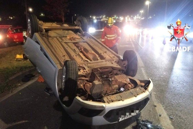 Motorista ficou ferido após capotar o carro na noite deste sábado (11), na EPIA Sul, próximo ao viaduto de acesso à Candangolândia. - (crédito: CBMDF DIVULGAÇÃO) Motorista ficou ferido após capotar o carro na noite deste sábado (11), na EPIA Sul, próximo ao viaduto de acesso à Candangolândia. - (crédito: CBMDF DIVULGAÇÃO)