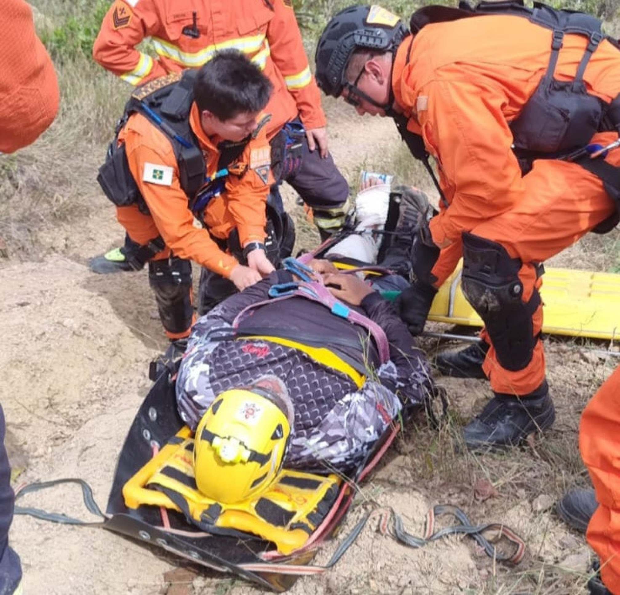 Homem torce joelho em trilha no DF e é resgatado de helicóptero