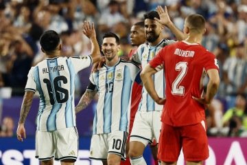 Messi comemora com os companheiros a vitória da Argentina contra a Suíça - (crédito: Charly Triballeau/AFP) Messi comemora com os companheiros a vitória da Argentina contra a Suíça - (crédito: Charly Triballeau/AFP)