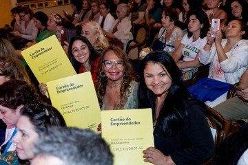 As empresárias Cláudia, Ângela e Cida foram as primeiras a receber o cartão do Sebrae, em Niterói (RJ) - (crédito: Sebrae) As empresárias Cláudia, Ângela e Cida foram as primeiras a receber o cartão do Sebrae, em Niterói (RJ) - (crédito: Sebrae)