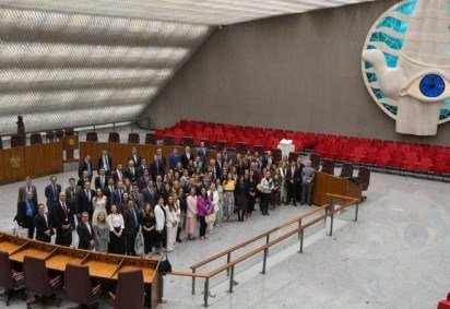 Grupo de magistrados que atuam no programa de aux&iacute;lio do STJ para reduzir o acervo de processos pendentes na corte -  (crédito: Lucas Pricken/STJ)
