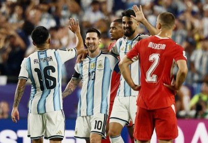 Messi comemora com os companheiros a vitória da Argentina contra a Suíça -  (crédito: Charly Triballeau/AFP)