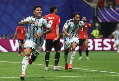Meia do Chelsea, Enzo Fernández é a quinta maior contratação da história da Premier League e marcou o gol da vitória por 3 x 2 sobre o Egito, nas oitavas de final -  (crédito: Odd Andersen/ AFP)