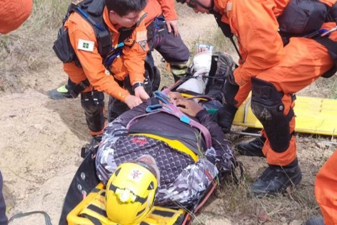 Homem foi resgatado em trilha em São Sebastião - (crédito: Divulgação/CBMDF) Homem foi resgatado em trilha em São Sebastião - (crédito: Divulgação/CBMDF)