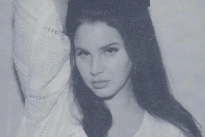 O motivo de Lana Del Rey usar estética vintage em seus clipes - (crédito: TMJBrazil) O motivo de Lana Del Rey usar estética vintage em seus clipes - (crédito: TMJBrazil)