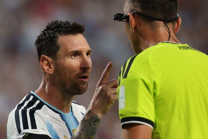 Messi discute com o árbitro português João Pinheiro durante a partida das quartas de final entre Argentina e Suíça - (crédito: Odd Andersen/AFP) Messi discute com o árbitro português João Pinheiro durante a partida das quartas de final entre Argentina e Suíça - (crédito: Odd Andersen/AFP)